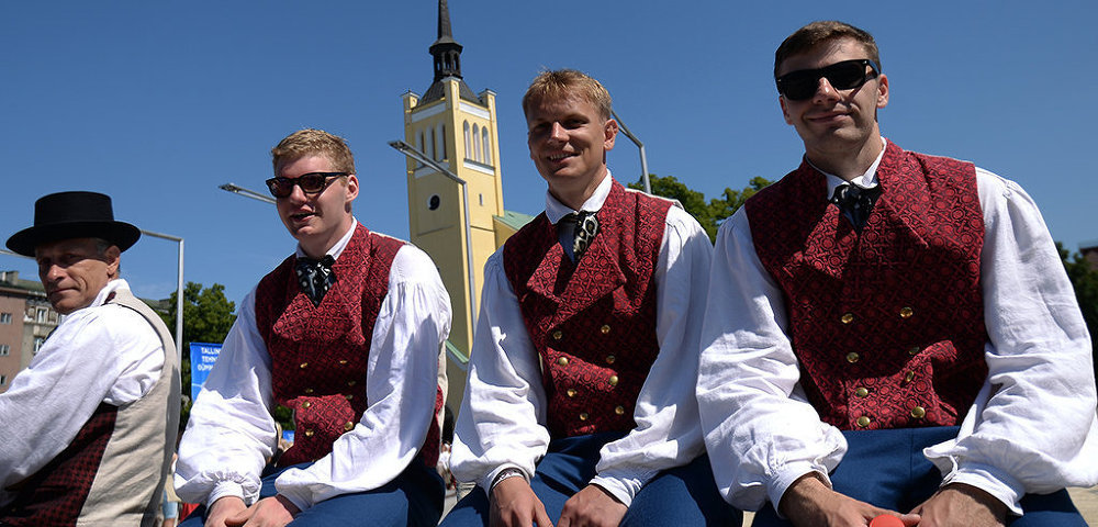 Молодые люди в национальных костюмах в Таллине.