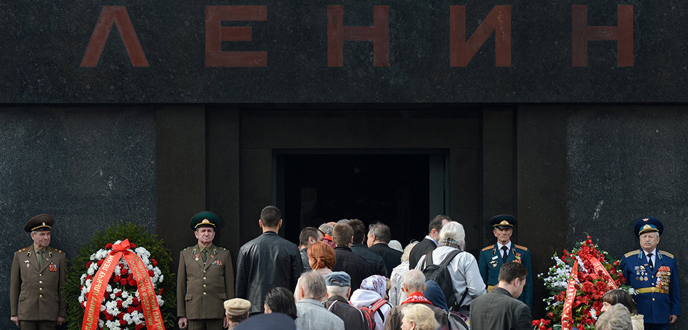 Участники церемонии возложения цветов к мавзолею В.И. Ленина на Красной площади.