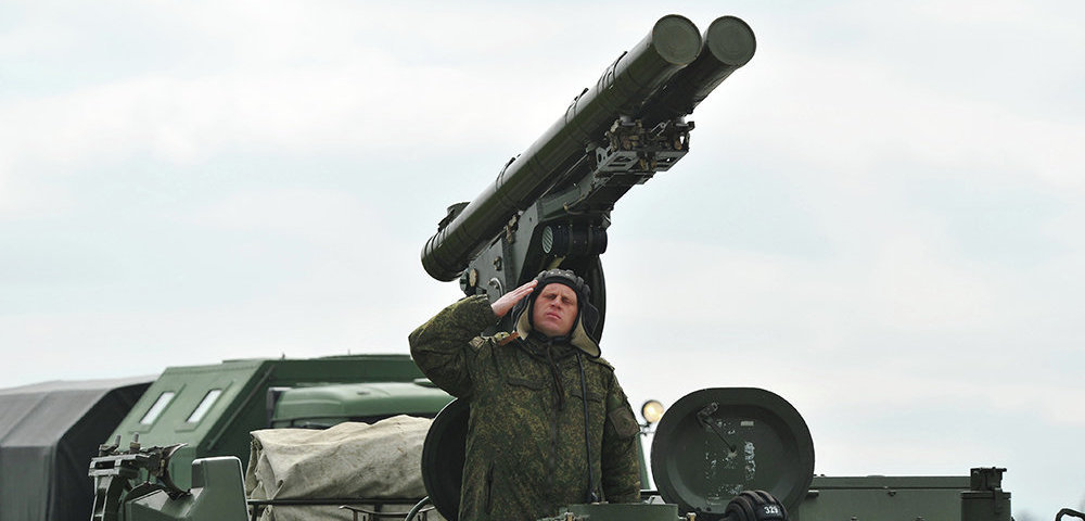 Военнослужащие на противотанковом ракетном комплексе "Хризантема-С".