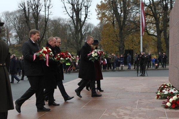 Министр иностранных дел Латвии Эдгар Ринкевич возлагает цветы к памятнику Свободы.