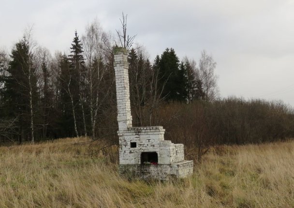 Печь с трубой - символ сгоревшей деревни Красуха.
