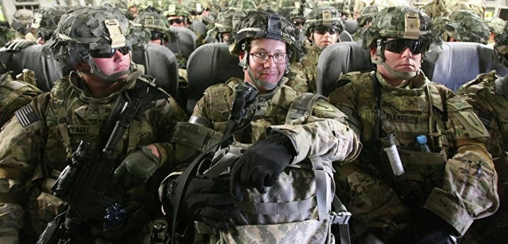 Американские военнослужащие в транспортном самолете перед отправкой в Афганистан.
