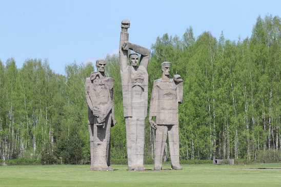 Скульптуры в Саласпилсском мемориальном комплексе. В Саласпилсском мемориальном комплексе прошли памятные мероприятия.