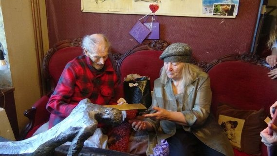 Олег Скарайнис и Ирена Скарайне в доме "Скарас" в поселке Рагациемс. Апрель 2017 года. Олег Скарайнис и Ирена Скарайне в доме "Скарас" в поселке Рагациемс. Апрель 2017 года.