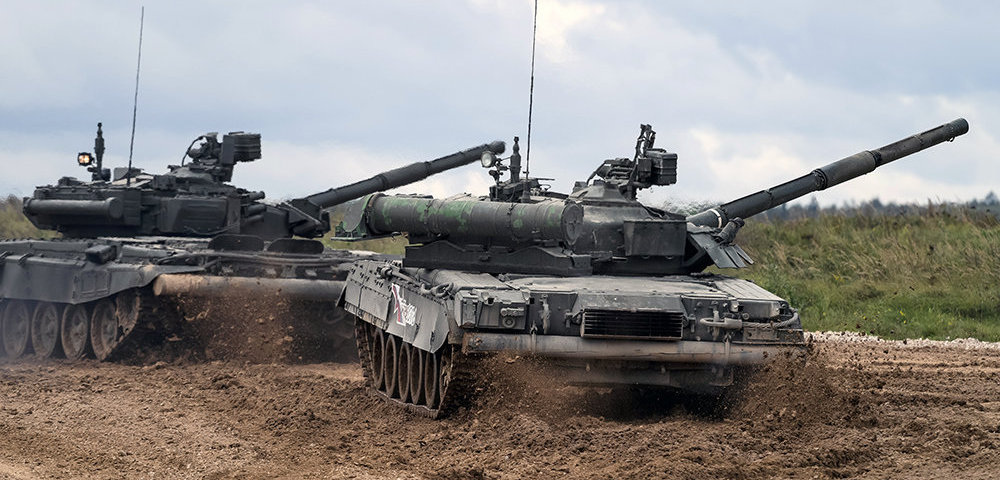 Танки Т-90 (слева) и Т-80У во время демонстрационного показа.
