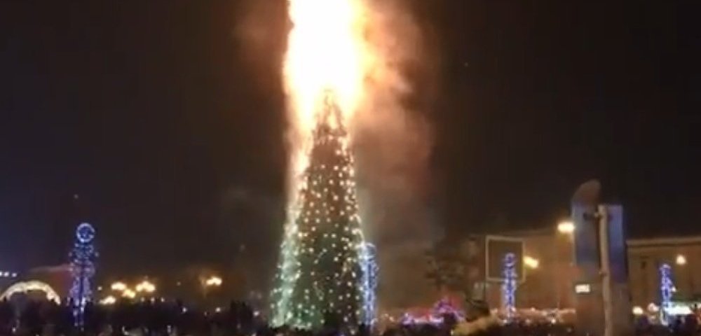 Елка сгорела в Южно-Сахалинске в новогоднюю ночь.