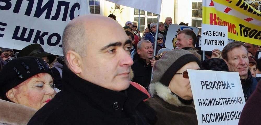 Илья Козырев на митинге в защиту русских школ.