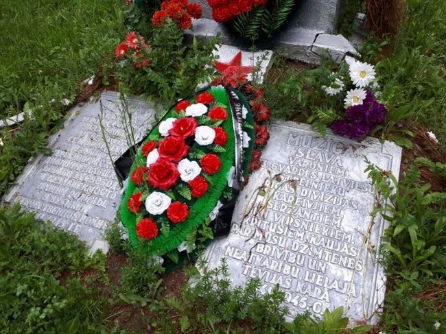 Памятные плиты на латышском и русском языках в память о воинах 43-й гвардейской латышской стрелковой дивизии Красной Армии. Июнь 2017 года.