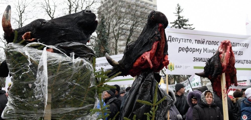 Участники акции протеста, собравшиеся у здания Верховной рады в Киеве.