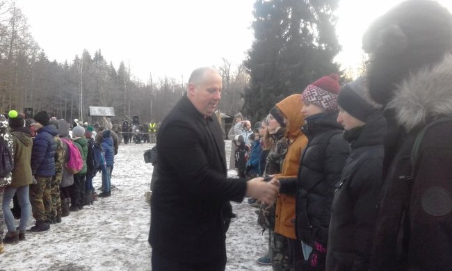 Министр обороны Латвии Раймонд Бергманис пожимает руки "яунсаргам".