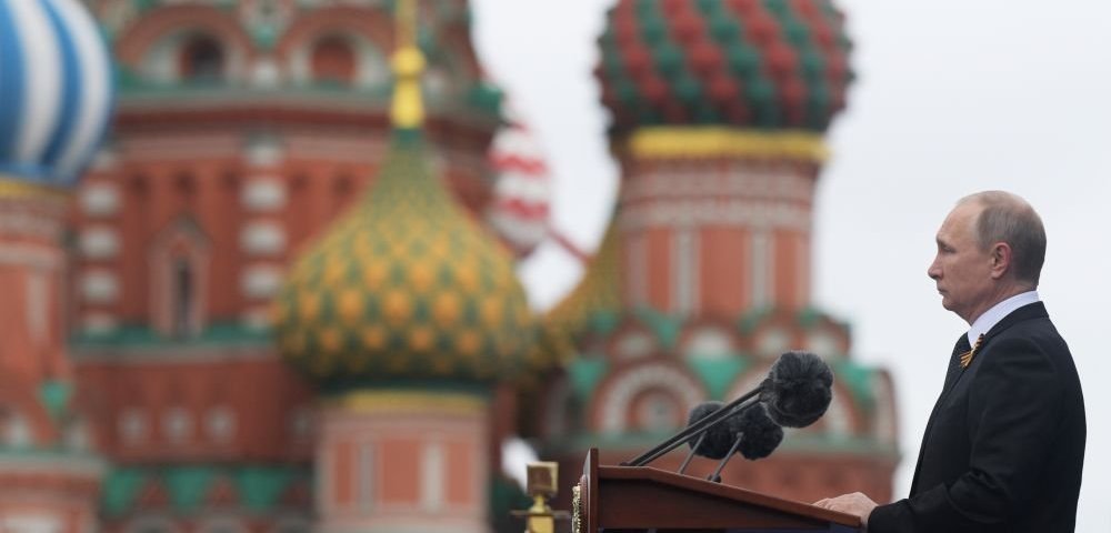 Президент РФ Владимир Путин во время парада на Красной площади.