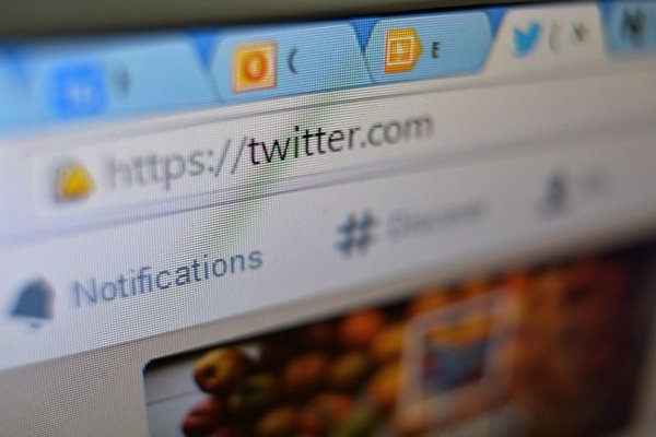 Страница сайта Twitter в окне браузера компьютера. Страница сайта Twitter в окне браузера компьютера.