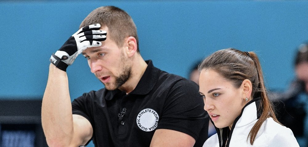 Российские спортсмены Анастасия Брызгалова и Александр Крушельницкий в матче за третье место турнира по керлингу Россия – Норвегия на соревнованиях в дисциплине дабл-микст на XXIII зимних Олимпийских играх.
