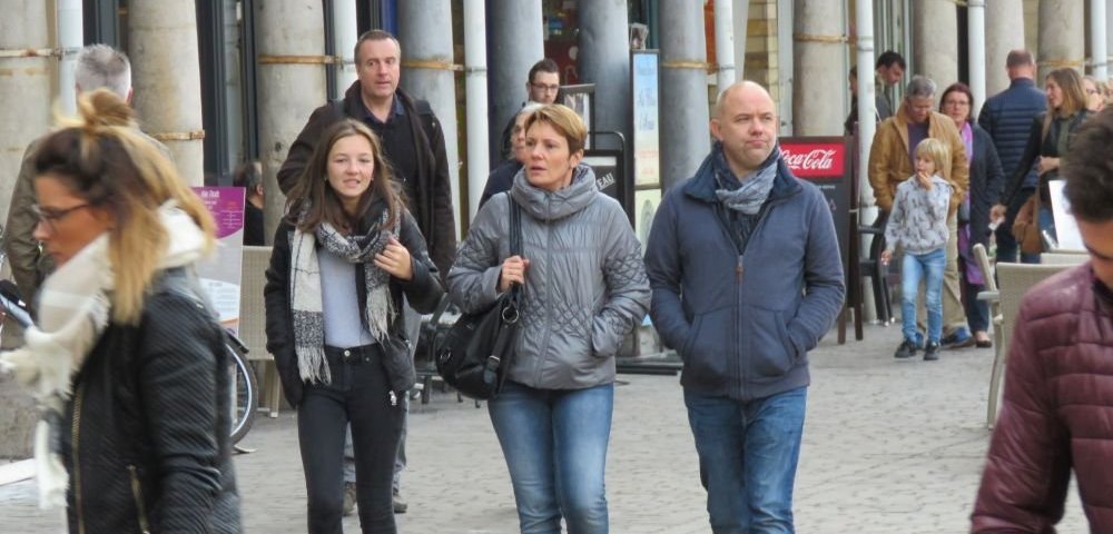 Семья прогуливается по городу Аррас. Франция.