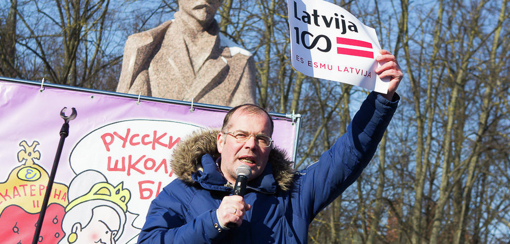 На Эспланаде прошел митинг в поддержку билингвального образования.