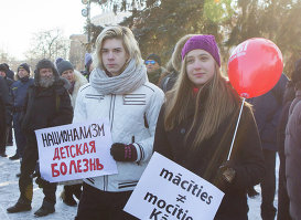 На Эспланаде прошел митинг в поддержку билингвального образования.