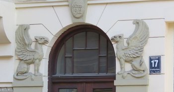 Парадная дверь дома на улице Матиса, 17.