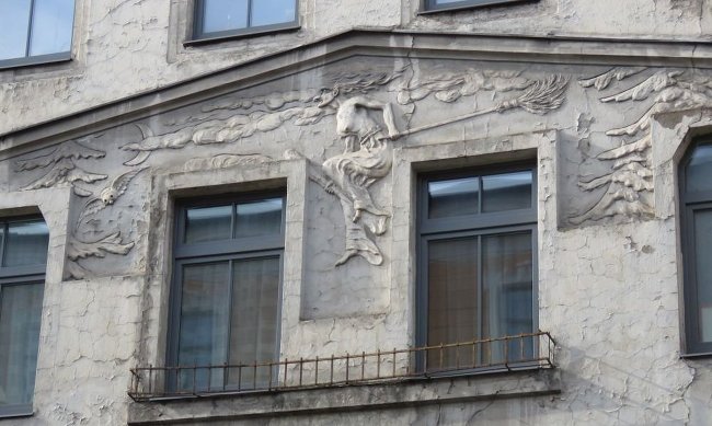 Фасад дома с Бабой-ягой на улице Лачплеша, 100 пока не отреставрирован.