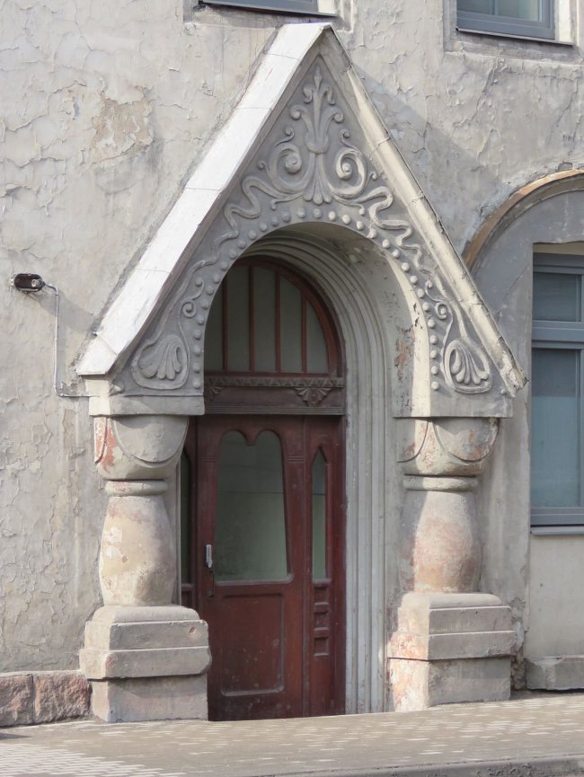 Парадная дверь дома на Лачплеша, 100.