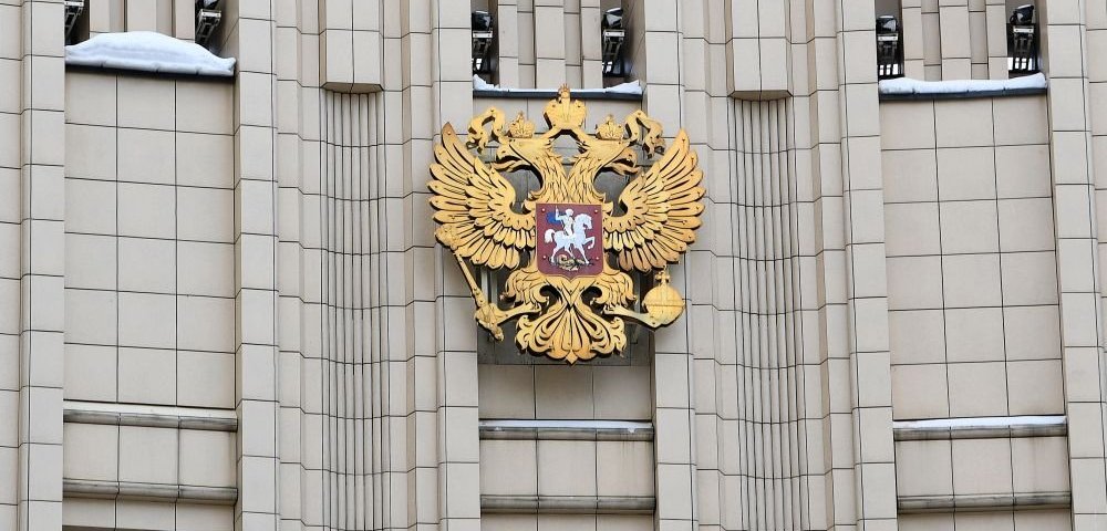 Герб на здании МИД России в Москве.