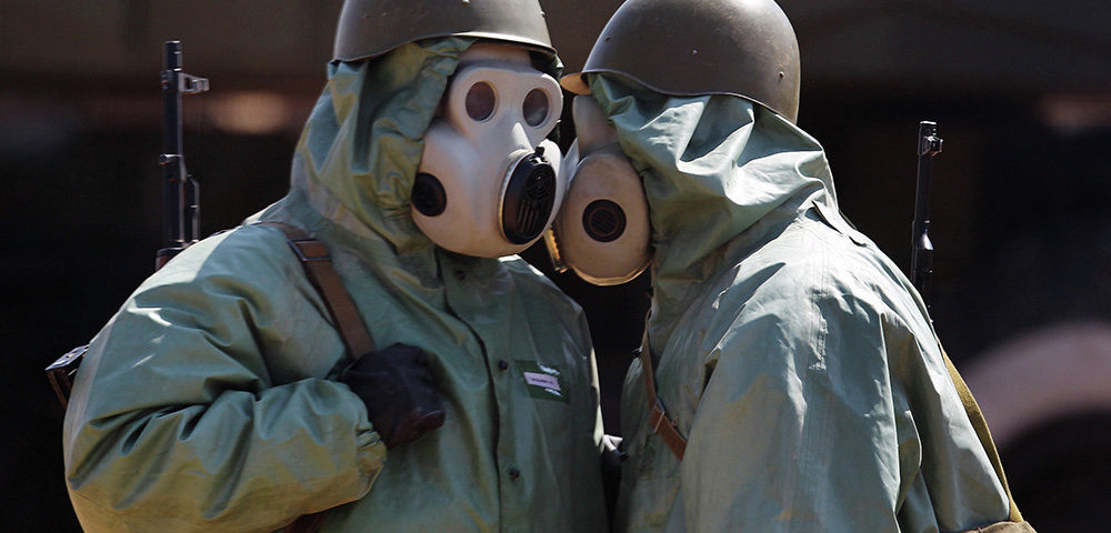 Военнослужащие на боевом посту, одетые в средства химической защиты.