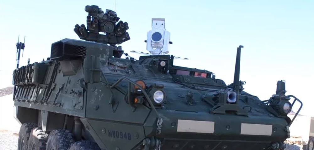 Боевой лазер MEHEL, установленный на  боевой бронированной машине Stryker. 