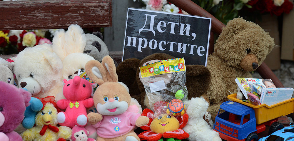 Цветы и мягкие игрушки возле здания торгового центра «Зимняя вишня» в Кемерово, где произошел пожар.