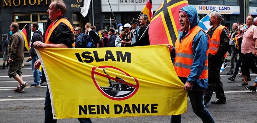Участники акции против про-иммигрантской политики канцлера ФРГ Ангелы Меркель в берлине. 2 июля 2017 г.