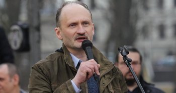 Мирослав Митрофанов на марше рассерженных родителей в Риге 4 апреля 2018 г. 