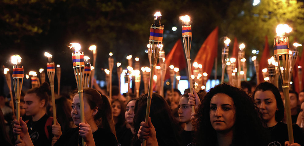 Участники факельного шествия, посвященного памяти жертв Геноцида армян в Османской империи 1915 года, в Ереване.