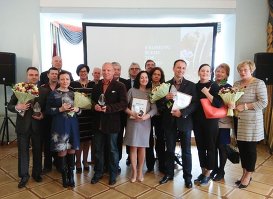 Фото на память: члены жюри и лауреаты "Янтарного пера - 2017".