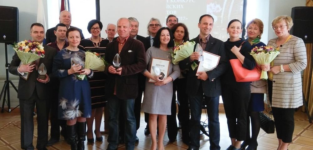 Фото на память: члены жюри и лауреаты "Янтарного пера - 2017".