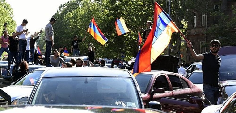 Участники митинга в Ереване в связи с отставкой премьер-министра Сержа Саргсяна. 23 апреля 2018.