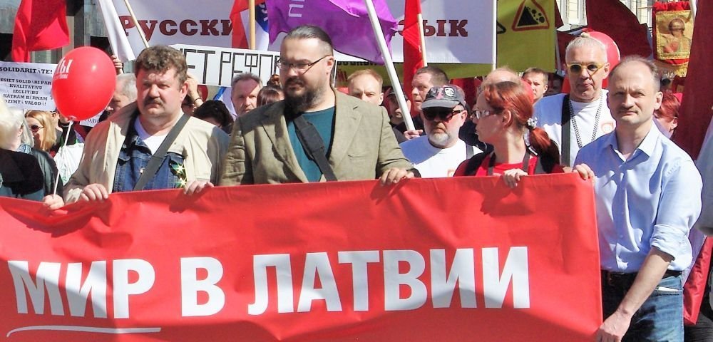 Дмитрий Шандыбин (в центре) во время первомайского шествия по улице Бривибас в Риге. 1 мая 2018 г.