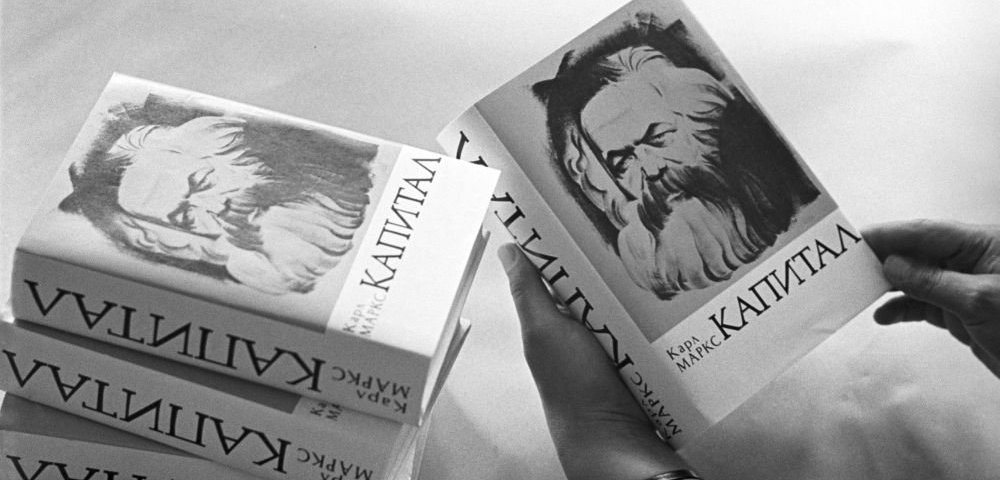 Книги юбилейного выпуска "Капитала" Карла Маркса, посвященного 100-летию со дня выхода первого издания. 