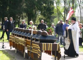 Церемония перезахоронения останков советских воинов на кладбище в Ропажи. 5 мая 2018 г.