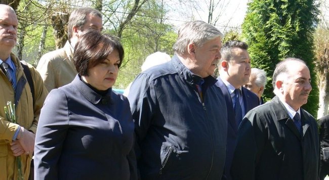 Церемония перезахоронение останков советских воинов на кладбище в Ропажи. 5 мая 2018 г.