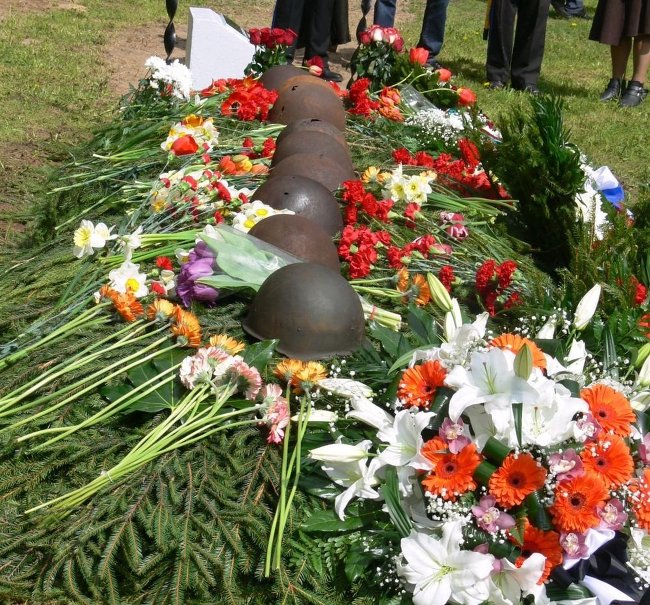 Церемония перезахоронения останков советских воинов на кладбище в Ропажи. 5 мая 2018 г.