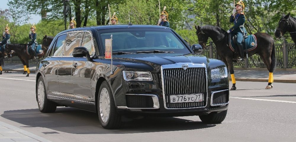 Автомобиль Aurus кортежа президента РФ.