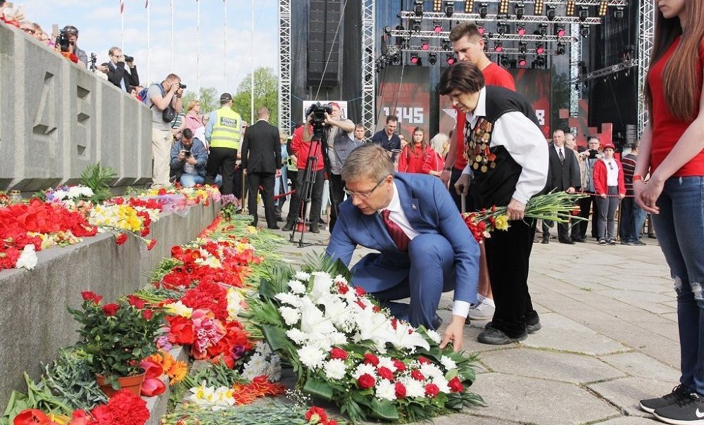9 мая 2018 года, День Победы. Возложение цветов в памятнику Освободителям в Риге.
