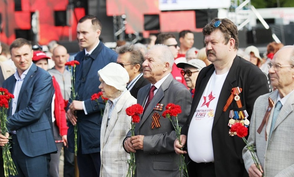 9 мая 2018 года, День Победы. Возложение цветов в памятнику Освободителям в Риге.
