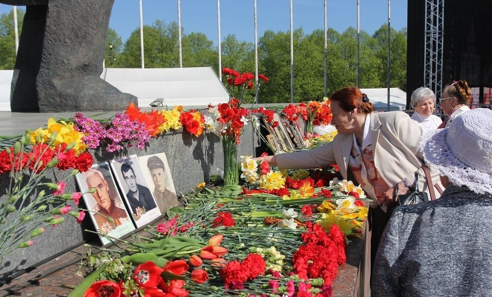 9 мая 2018 года. У памятника Освободителям в Риге началось празднование Дня Победы.