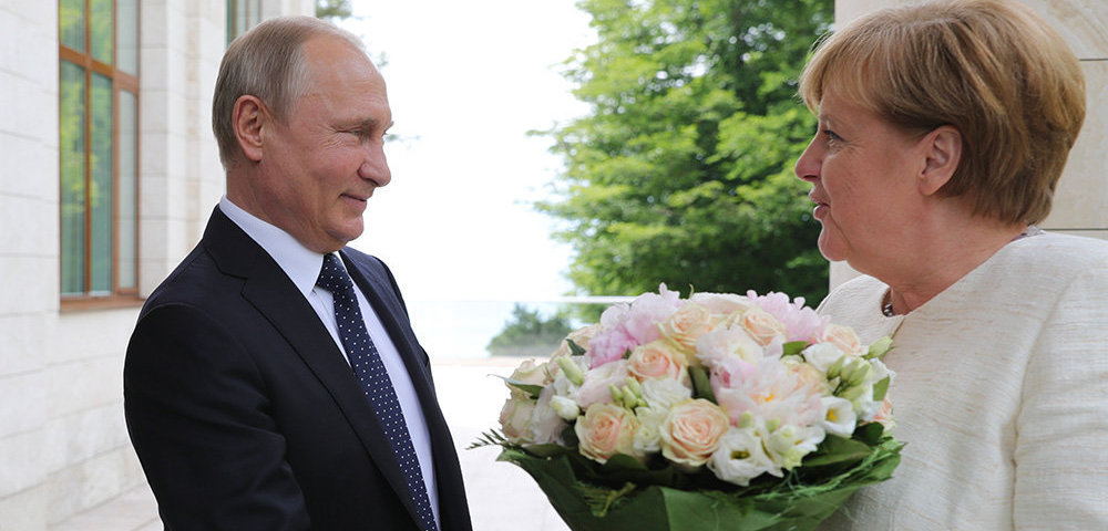Президент РФ Владимир Путин и федеральный канцлер ФРГ Ангела Меркель во время встречи в Сочи.