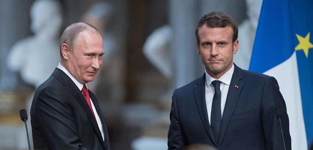 Президент РФ Владимир Путин и президент Франции Эммануэль Макрон (справа) во время совместной пресс-конференции по итогам российско-французских переговоров в Версальском дворце.