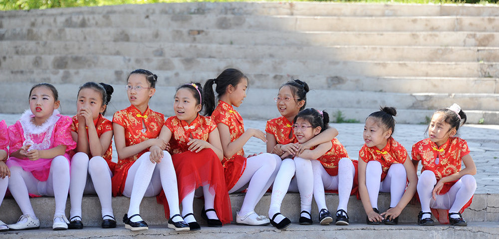 Дети ожидают начала своего выступления на школьном празднике в Маньчжурии.