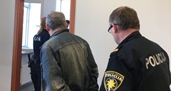 Владимира Линдермана заводят под конвоем в зал суда.