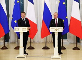 Президент РФ Владимир Путин и президент Франции Эмманюэль Макрон на пресс-конференции по итогам встречи в Константиновском дворце в Стрельне.