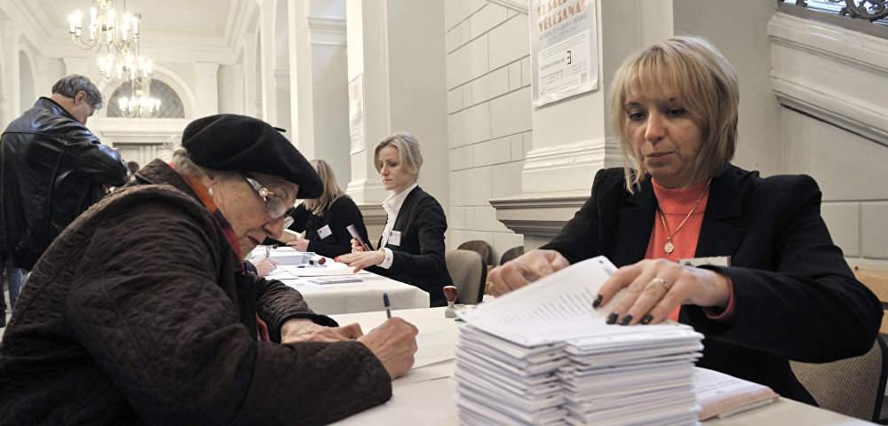 Голосование на выборах в Латвии. Архивное фото