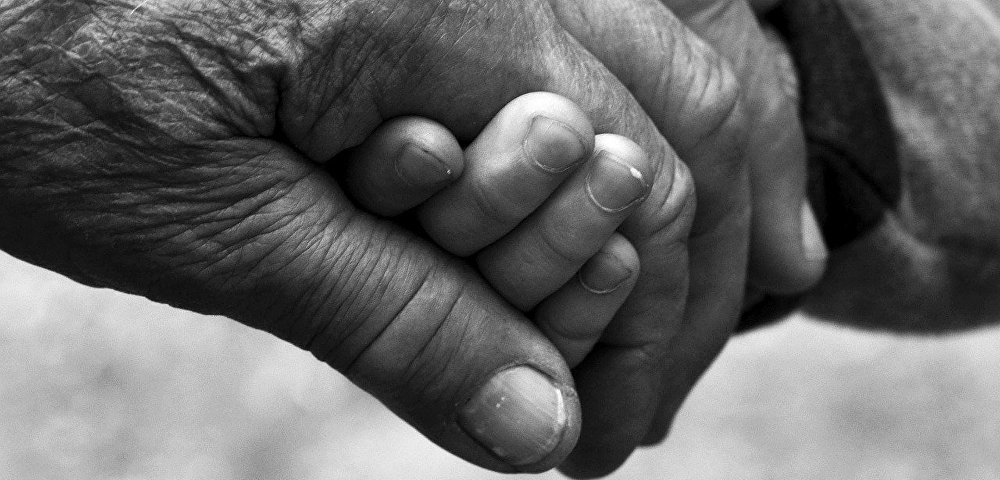 Руки ребенка и пожилого человека 
