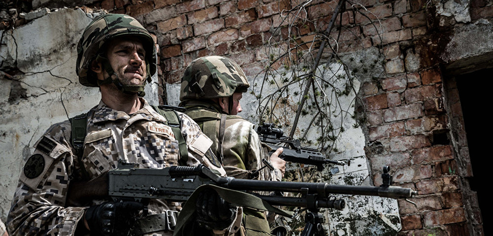 Латвийские военные во время учений НАТО Латвийские военные во время учений НАТО
